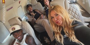 Virginia Fonseca e Vini Jr. posam juntos em jatinho particular