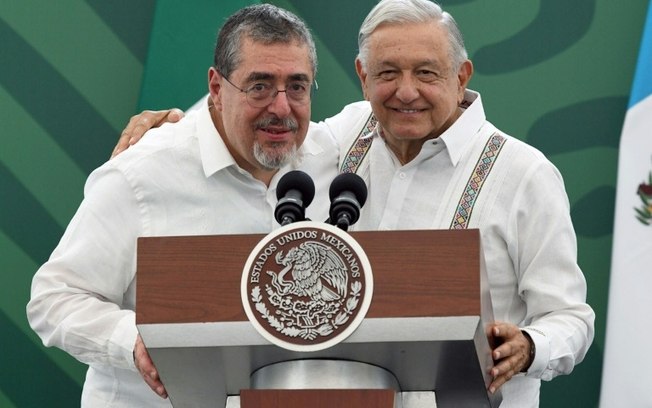 O presidente da Guatemala, Bernardo Arévalo (e), e seu colega do México, Andrés Manuel López Obrador, discursam após reunião no estado mexicano de Chiapas