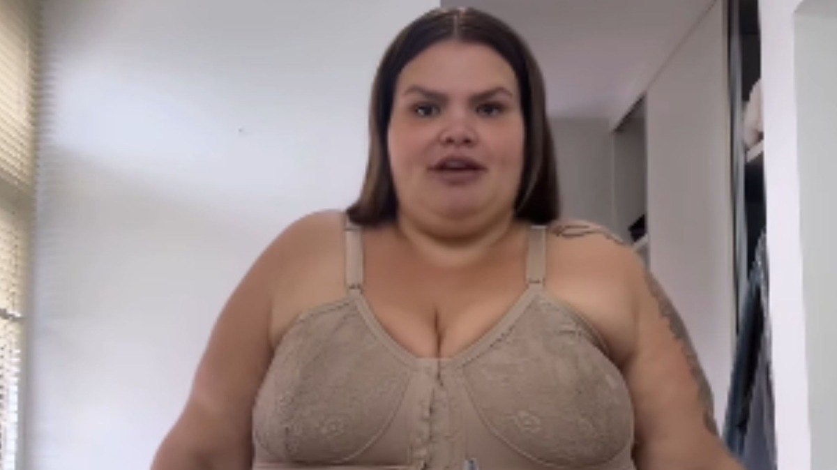 Thais Carla usa modelador para lidar com pele após bariátrica