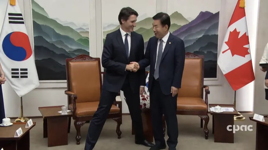 Justin Trudeau cumprimentando Kim Jin-pyo em Seul