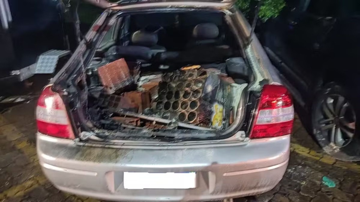 Carro ficou destruído após explosão em Brasília