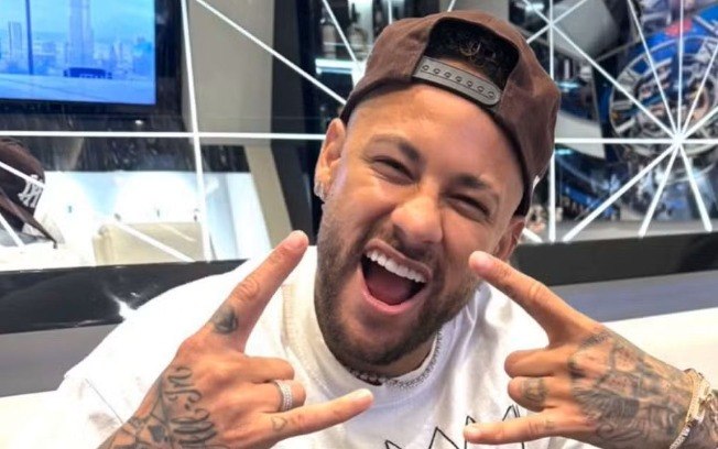 Neymar com aliança de compromisso