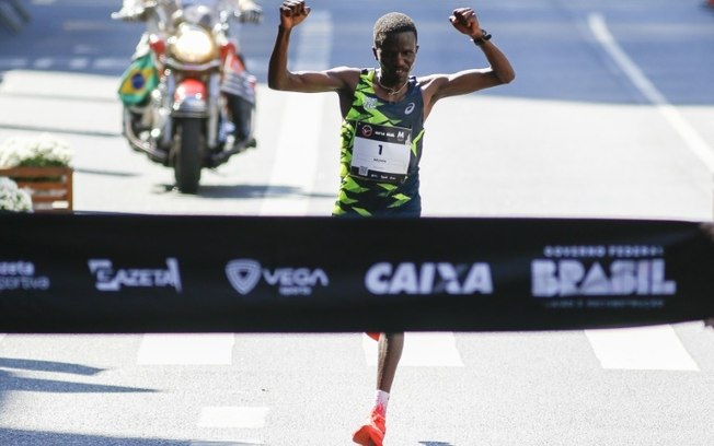 O corredor queniano Wilson Too cruza a linha de chegada para vencer a 99ª edição da corrida de São Silvestre, em São Paulo, em 31 de dezembro de 2024