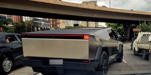 Tesla Cybertruck é flagrado circulando em São Paulo; veja
