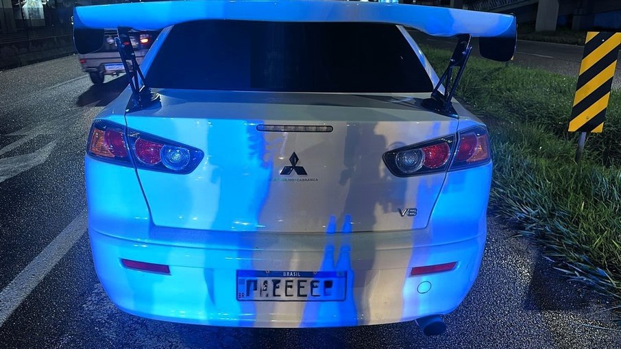 Mitsubishi Lancer envolvido na disputa ilegal de velocidade foi interceptado na BR-101, na Grande Florianópolis