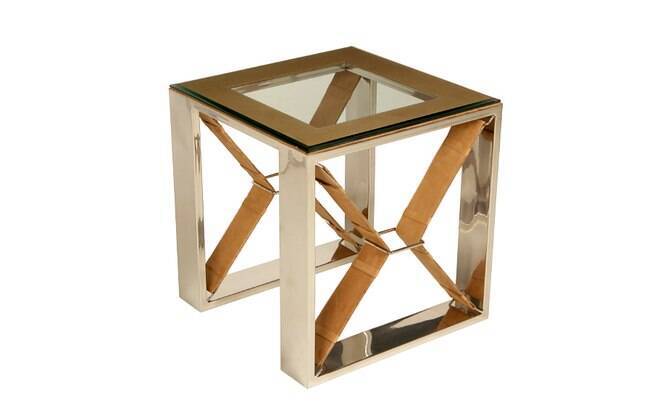 Antes de comprar peças vazadas, confira a sombra que farão no ambiente. A mesa ‘Tan’, da Maria Pia Casa, tem estrutura de aço inox e detalhes de couro