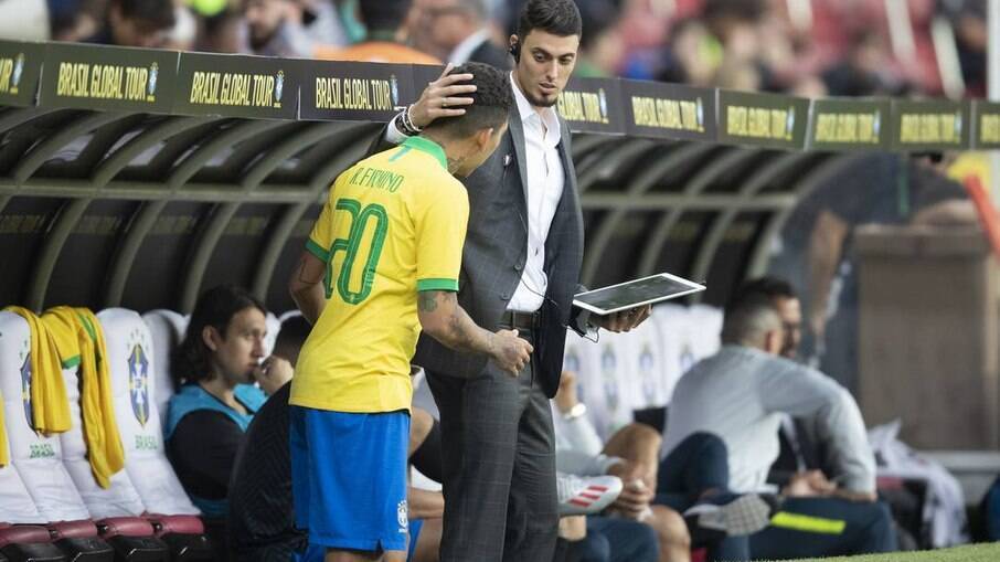 Matheus Bachi, filho de Tite, é auxiliar técnico da seleção brasileira