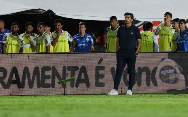 Abel Ferreira recebe multa por chutar microfone Abel Ferreira recebe multa por chutar microfone