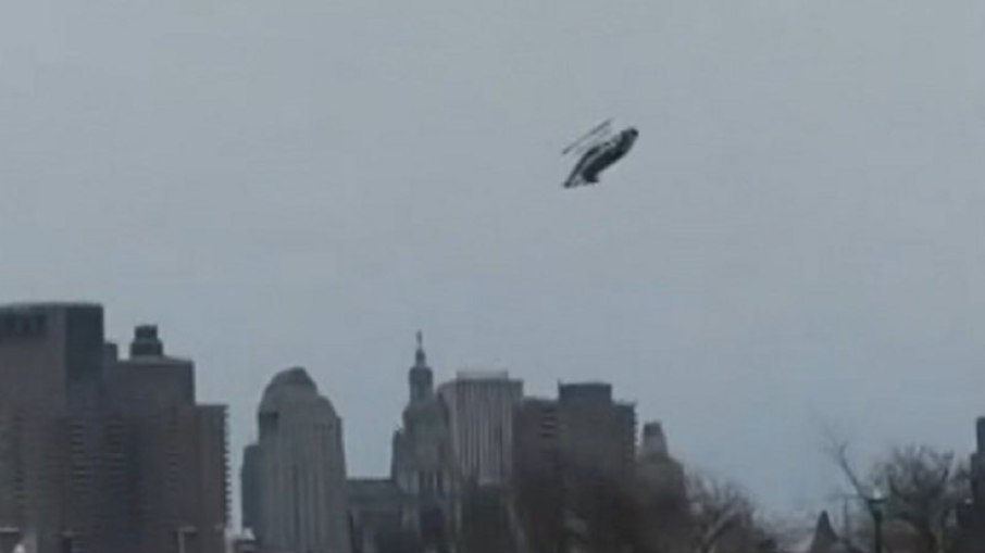 Momento em que o helicóptero gira no ar antes de cair no rio Hudson Momento em que o helicóptero gira no ar antes de cair no rio Hudson
