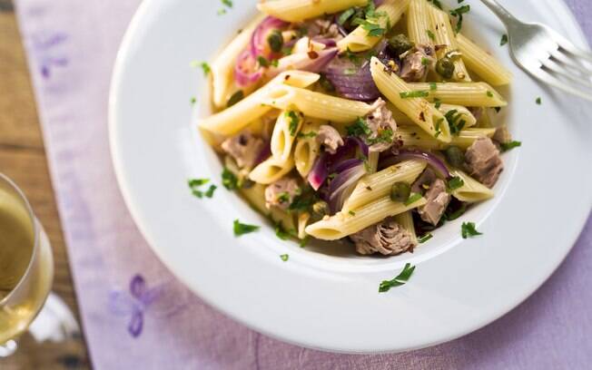 Foto da receita Penne com atum, alcaparras e pimenta pronta.