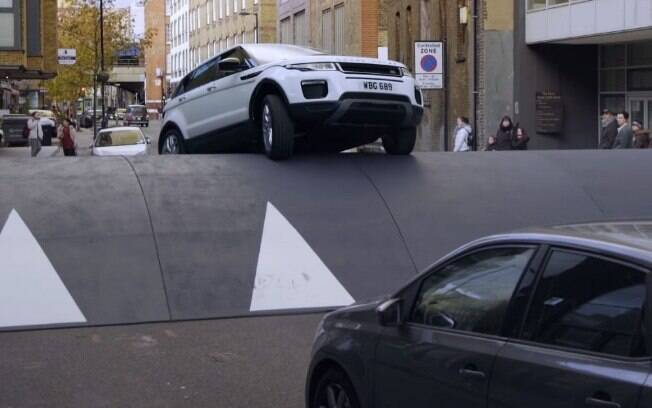 O Range Rover Evoque sobe e desce a lombada com tranquilidade nas imagens do vídeo para promover o SUV