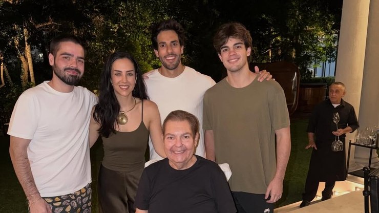 De cadeira de rodas, Faustão faz rara aparição ao lado dos filhos