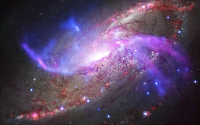 Show de luzes na galáxia NGC 4258: buraco negro em ação. 