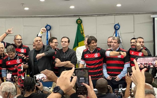 Dirigentes do Flamengo e nomes conhecidos da política do Rio de Janeiro durante leilão