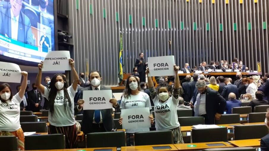 Parlamentares do PSOL protestam contra Bolsonaro no plenário