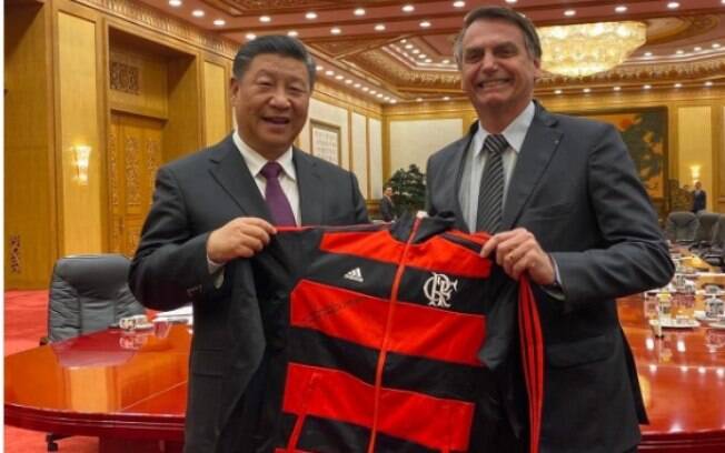 Bolsonaro presenteou presidente da China com um agasalho do Flamengo