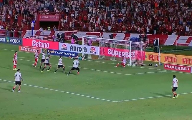 Júnior Todinho perde gol inacreditável em Náutico X Botafogo-SP Júnior Todinho perde gol inacreditável em Náutico X Botafogo-SP