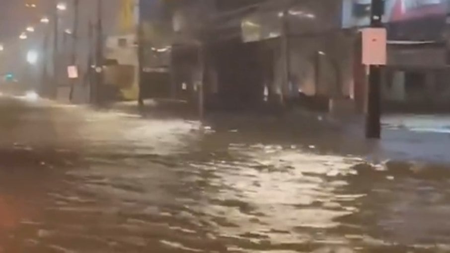 Chuvas causam alagamento em Recife