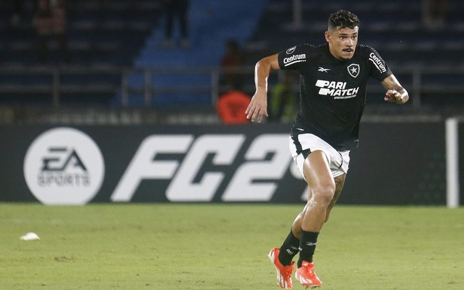 Escalação: Tiquinho e Savarino devem voltar ao time titular do Botafogo diante do Corinthians