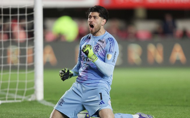 Rossi comemora em partida contra o Estudiantes