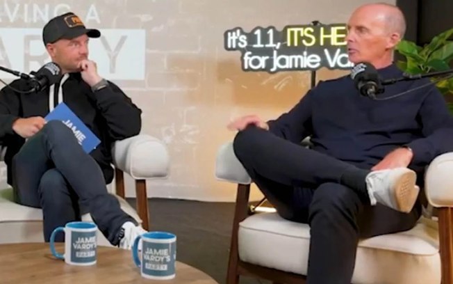 Mike Dean fez as revelações no podcast comandado pelo atacante Jamie Vardy