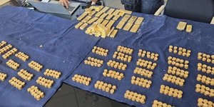 Pedreiros encontram barras de ouro em obra e devolvem à polícia
