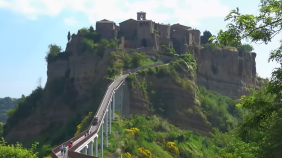 Ponte e castelo em Civita of Bagnoregio