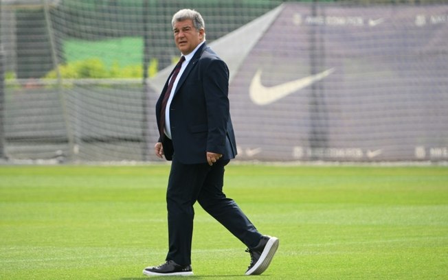 Joan Laporta, presidente do Barcelona, chega a um treino na cidade desportiva do clube para visitar jogadores e comissão técnica, no dia 15 de abril de 2024, nos arredores da capital catalã