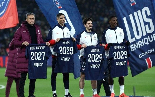 O técnico do PSG, Luis Enrique, ao lado de Achraf Hakimi, Vitinha e Nuno Mendes, antes da vitória sobre o Monaco por 4 a 1 nesta sexta-feira, pelo Campeonato Francês O técnico do PSG, Luis Enrique, ao lado de Achraf Hakimi, Vitinha e Nuno Mendes, antes da vitória sobre o Monaco por 4 a 1 nesta sexta-feira, pelo Campeonato Francês