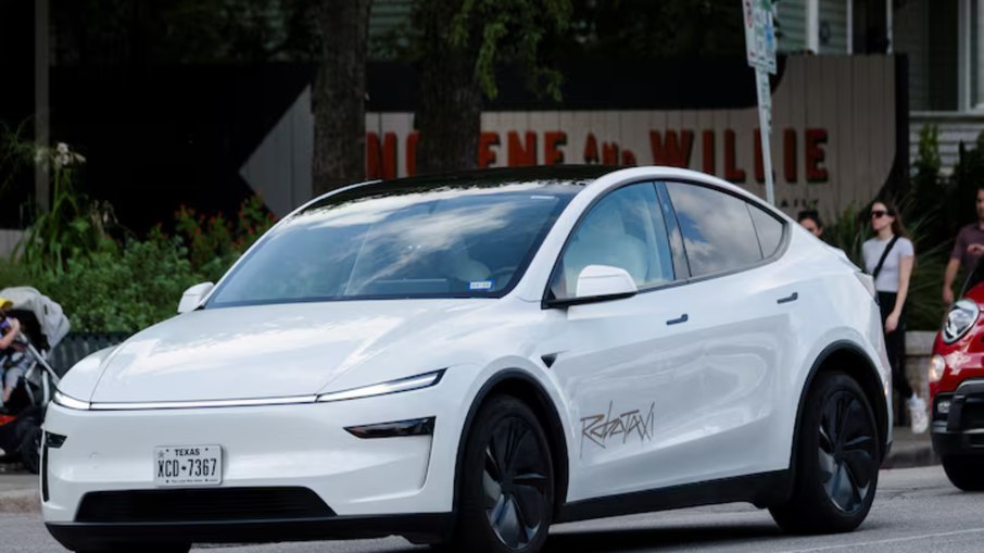 Tesla iniciou oficialmente no último fim de semana a operação de seus primeiros robotaxis comerciais Tesla iniciou oficialmente no último fim de semana a operação de seus primeiros robotaxis comerciais