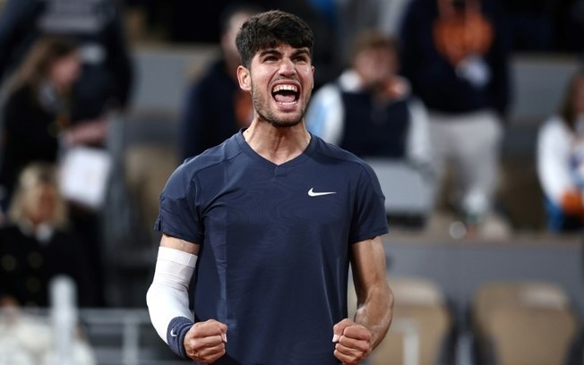 Carlos Alcaraz comemora a vitória sobre o americano Sebastian Korda nesta sexta-feira, em Roland Garros