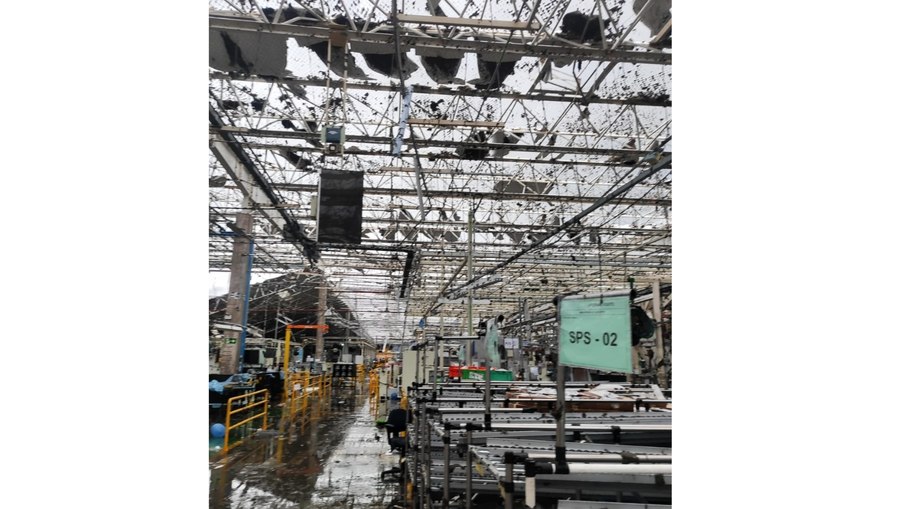 Chuvas causam queda do telhado da fábrica da Toyota em Porto Feliz/SP Chuvas causam queda do telhado da fábrica da Toyota em Porto Feliz/SP