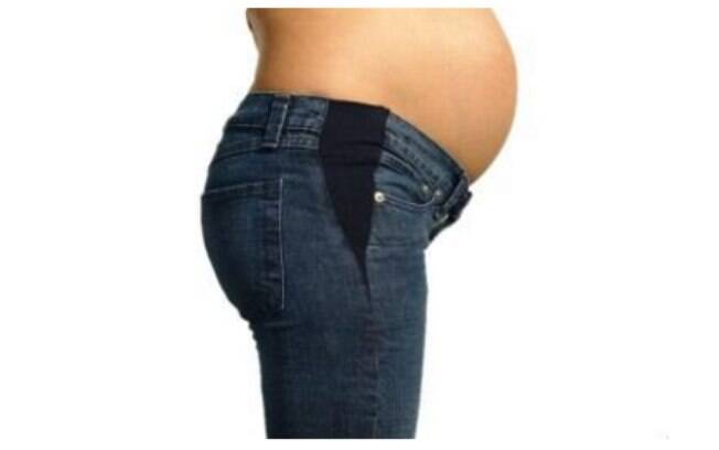 Um pedaço de tecido elástico costurado na lateral da calça já será capaz de torná-la mais confortável para a gravidez