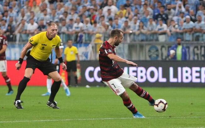 Everton Ribeiro marcou pelo Flamengo, mas o VAR anulou