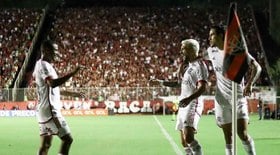 Flamengo vence o Vitória com gol nos minutos finais pelo Brasileirão