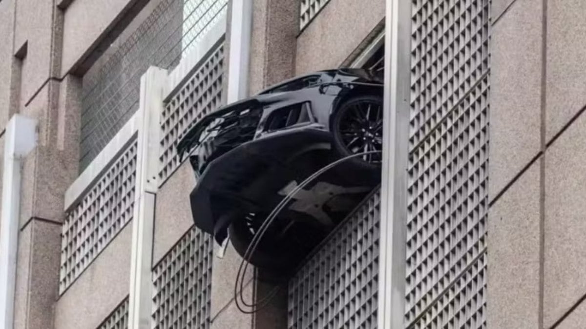 Vídeo: Chevrolet Camaro fica pendurado por 40 minutos no sexto andar