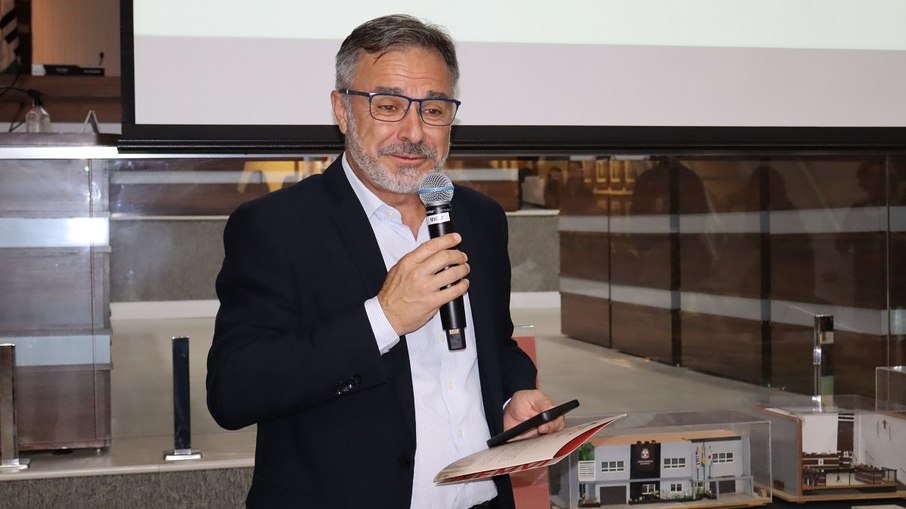 Vereador Paulinho Palmeira, durante fala na apresentação do Espaço Memória Legislativa de Vinhedo