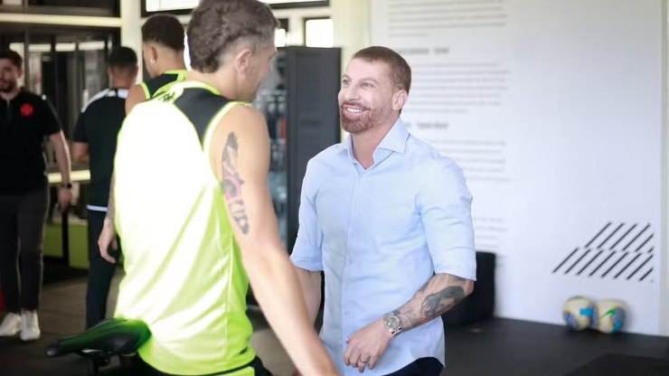 Pedrinho%20pede%20que%20Vegetti%20esclare%C3%A7a%20poss%C3%ADvel%20sa%C3%ADda%20do%20Vasco