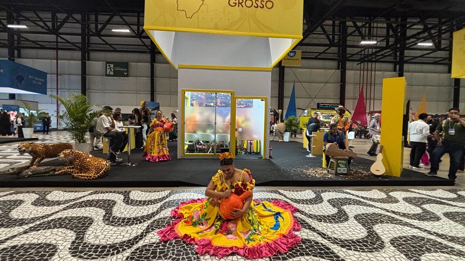 Apresentação tradicional no estande de Mato Grosso no Salão do Turismo 2025