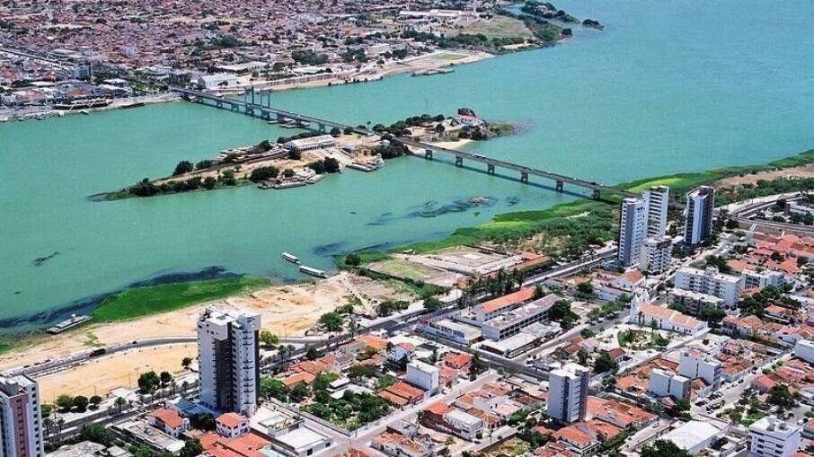A ponte Presidente Dutra, cartão postal, liga Petrolina, em Pernambuco, a Juazeiro, na Bahia