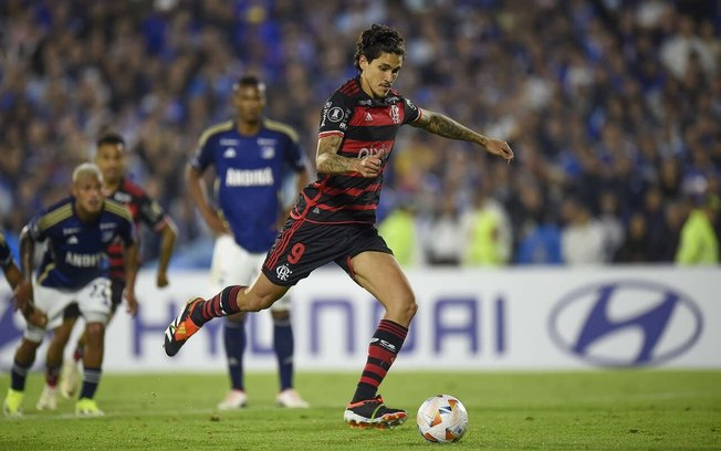 Pedro, de pênalti, abriu o placar para o Flamengo contra o Millionarios