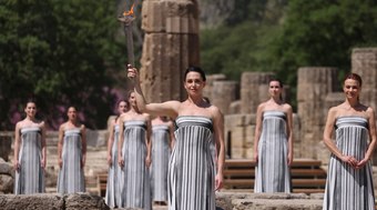 Chama Olímpica é acesa na Grécia e inicia trajeto até Paris