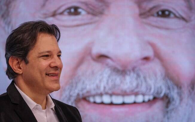 Fernando Haddad assumiu papel de porta-voz de Lula durante briga judicial por candidatura do ex-presidente
