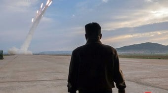 Líder norte-coreano supervisiona lançamento múltiplo de foguetes