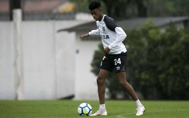 Róbson Alves tem 20 anos e tem se destacado na zaga do Santos