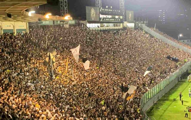 Torcida do Botafogo fez bonita festa em São Januário no decorrer da partida, mas se envolveu em confusão no fim