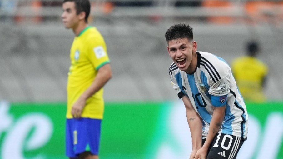 Echeverri marcou os três gols argentinos contra o Brasil