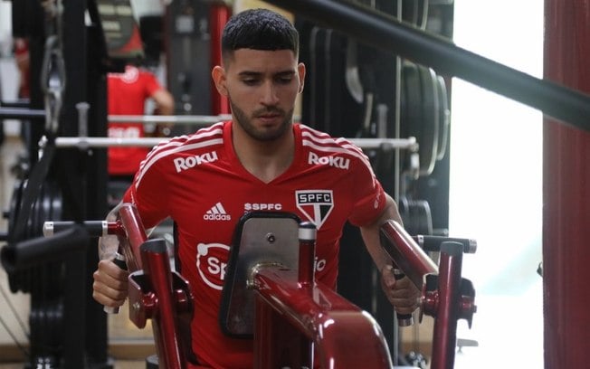 Jandrei volta a trabalhar no campo, mas não será relacionado pelo São Paulo para enfrentar Flamengo