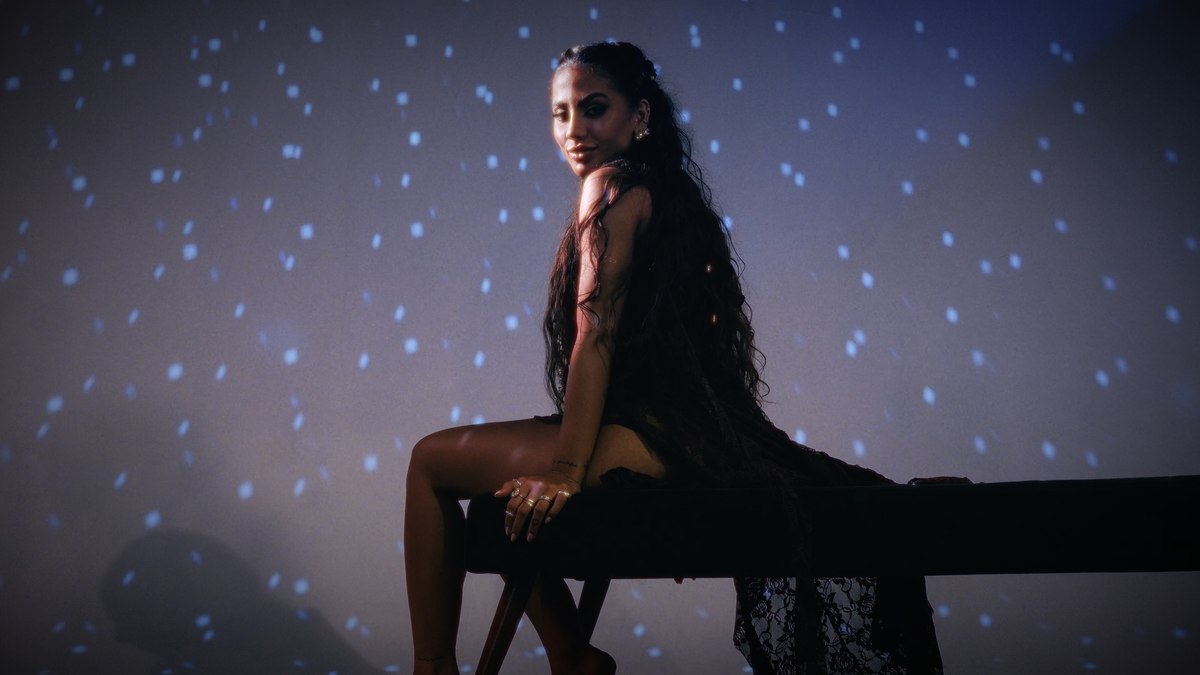 O novo single de Catherine Bascoy também ganhou videoclipe oficial, que apresenta a identidade visual criada para “Surreal”.