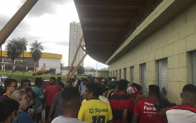 Torcedores enfrentam 9h de fila por ingressos para a Supercopa do Brasil, entre Atlético-MG e Flamengo